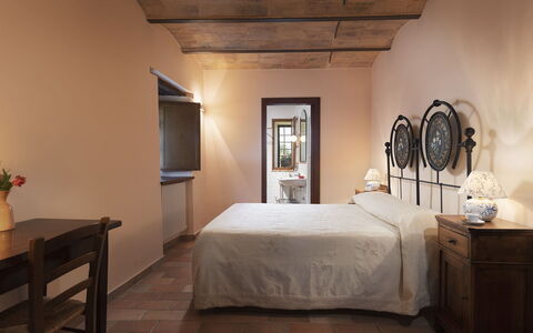 Villa di Morice 14: Mueble, Pared, Piso, Habitación, Diseño De Interiores, Suelo, Cama, Techo, Encendiendo, Marco De La Cama