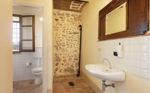 Villa di Morice 14: Pared, Piso, Arreglo De Tubería, Suelo, Diseño De Interiores, Puerta, Baño, Plomería, Habitación, Techo