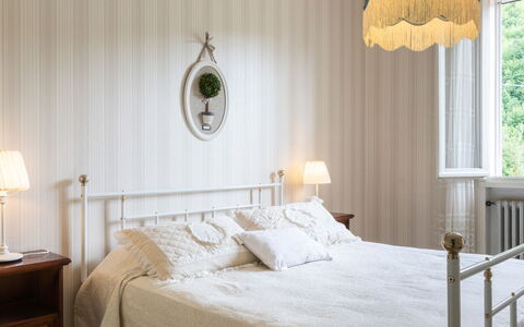 La Villa Dina 10: Diseño De Interiores, Habitación, Cama, Lecho, Mueble, Sábana, Madera, Linos, Textil, Piso