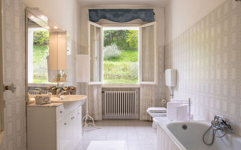 La Villa Dina 10: Diseño De Interiores, Arreglo De Tubería, Pared, Piso, Lavabo Del Baño, Lavabo, Suelo, Baño, Grifo, Plomería