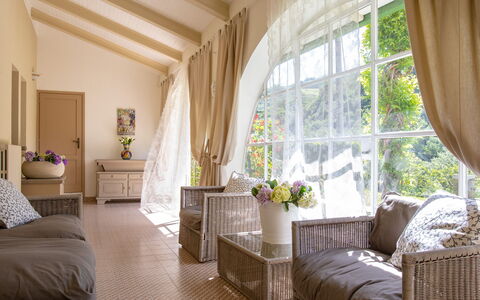 La Villa Dina 10: Mueble, Diseño De Interiores, Sofá, Madera, Piso, Suelo, Sala, Casa, Habitación, Encendiendo