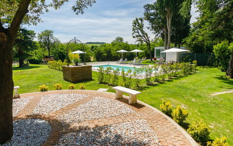 La Casa di Nanì 8: Arbusto, Jardín, Piscina, Césped, Recurso, Sombra, Paraguas, Paisajismo, Mueble Para Exteriores