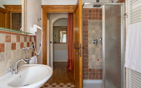 La Colonica 18: Baño, Arreglo De Tubería, Lavabo Del Baño, Piso, Diseño De Interiores, Lavabo, Suelo, Grifo, Plomería, Techo