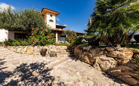 Villa Alba 12: Jardín, Inmuebles, Paisajismo, Hacienda, Losa, Sombra, Entrada De Coches, Eco Hotel, Villa