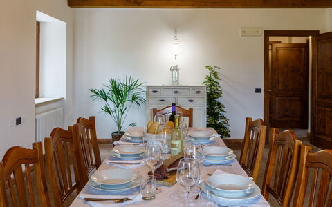 Villa Agostini 10: Mueble, Diseño De Interiores, Mesa, Madera, Comedor, Piso, Techo, Cocina Y Comedor Mesa, Habitación, Silla