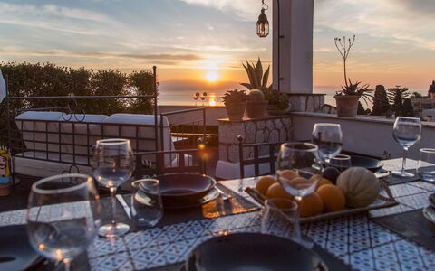 Attico Giafari 6: Oscuridad, Balcón, Mesa Al Aire Libre, Noche, Silla, Mueble Para Exteriores, Maceta, Puesta De Sol, Restaurante, Cocina Y Comedor Mesa