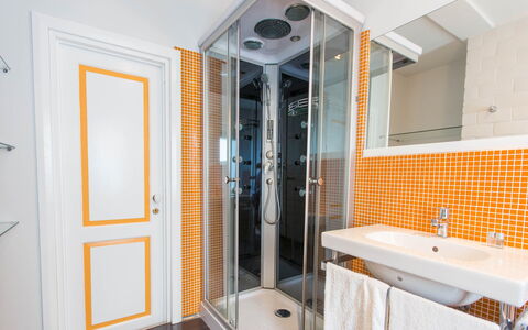 Attico Giafari 6: Diseño De Interiores, Piso, Suelo, Arreglo De Tubería, Baño, Plomería, Habitación, Techo, Grifo, Loseta