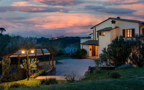 La Villa Nell'Isola Verde 12: Paisaje, Casa, Área Rural, Cabaña, Oscuridad, Inmuebles, Noche, Casa De Campo, Eco Hotel, Villa