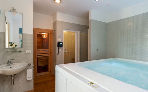 Villa Barchessa Panigai 8: Baño, Arreglo De Tubería, Diseño De Interiores, Piso, Suelo, Bañera, Techo, Grifo, Plomería, Habitación