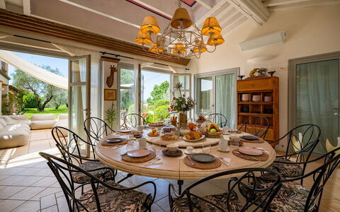 Villa le Cave 12: Mueble, Silla, Mesa, Cocina Y Comedor Mesa, Diseño De Interiores, Comedor, Encendiendo, Techo, Manchas De Madera, Restaurante