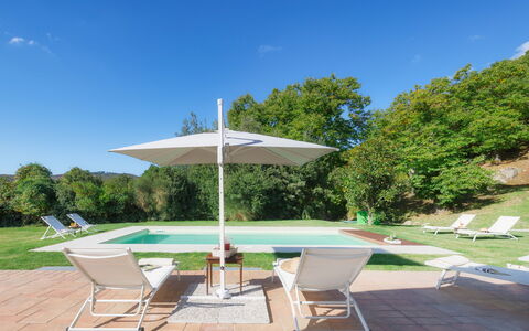 Casale del Castagneto 8: Piscina, Paraguas, Mueble Para Exteriores, Mueble, Recurso, Silla, Sombra, Sunlounger, Eco Hotel, Mesa Al Aire Libre