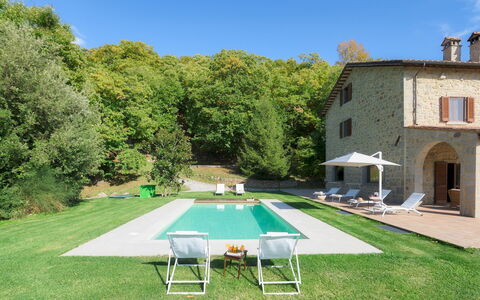 Casale del Castagneto 8: Piscina, Inmuebles, Casa De Campo, Cabaña, Jardín, Césped, Patio Interior, Hacienda, Villa, Yarda