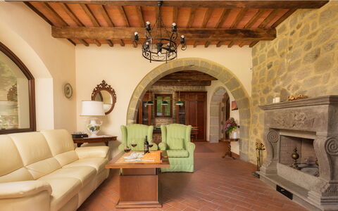 Casale del Castagneto 8: Mueble, Diseño De Interiores, Pared, Piso, Madera, Techo, Suelo, Mesa, Sala, Encendiendo