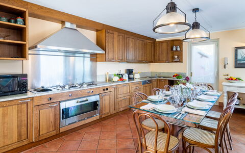 Villa la Dolce 8: Cocina, Mueble, Diseño De Interiores, Mostrador, Piso, Gabinetes, Aparato De Cocina, Madera, Techo, Electrodoméstico