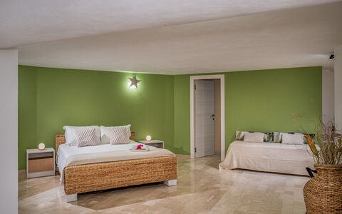 Villa Relax 12+2: Mueble, Diseño De Interiores, Piso, Suelo, Pared, Cama, Habitación, Madera, Techo, Habitación