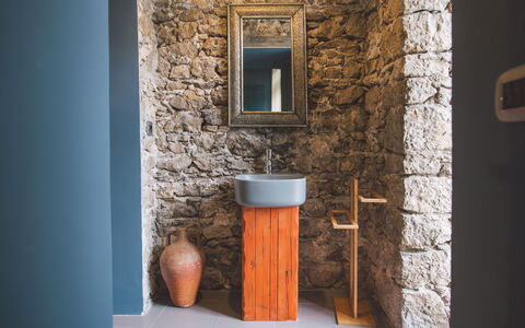 Torre Pirandello 6: Pared, Arreglo De Tubería, Pared De Piedra, Grifo, Plomería, Baño, Ladrillo, Manchas De Madera, Material Natural, Madera Dura