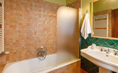 La Tana del Ghiro 18: Baño, Bañera, Arreglo De Tubería, Piso, Diseño De Interiores, Suelo, Grifo, Plomería, Lavabo Del Baño, Loseta