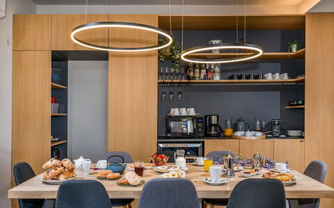 Villa Provenza 12+4: Mueble, Diseño De Interiores, Madera, Cocina Y Comedor Mesa, Lámpara, Mesa, Comedor, Techo, Encendiendo, Piso