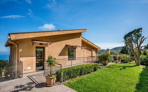 Villa Provenza 12+4: Casa, Casa, Barrio Residencial, Techo, Cabaña, Porche, Inmuebles, Balcón, Eco Hotel, Casa De Campo