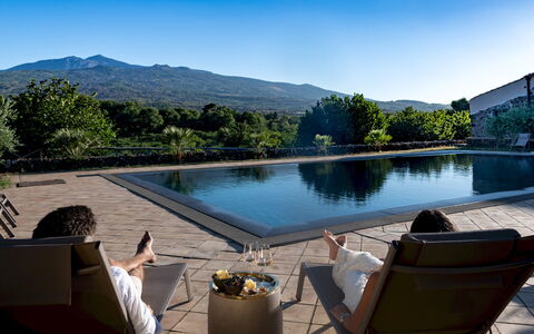 Villa Terre Normanne 10: Agua, Piscina, Reflexión, Ocio, Mueble Para Exteriores, Recurso, Eco Hotel, Piscina De Reflejo, Ciudad De Vacaciones, Paraguas