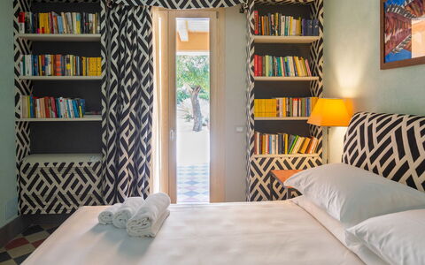 Villa Majoli 9: Mueble, Diseño De Interiores, Habitación, Amarillo, Suelo, Textil, Cama, Piso, Arrojar La Almohada, Amortiguar