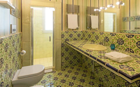 Villa Majoli 9: Lavabo Del Baño, Baño, Piso, Diseño De Interiores, Suelo, Arreglo De Tubería, Lavabo, Grifo, Asiento Del Baño, Loseta
