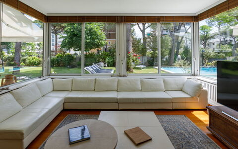 Villa Guidi 10: Mueble, Diseño De Interiores, Sofá, Piso, Suelo, Madera, Sala, Techo, Departamento, Encendiendo