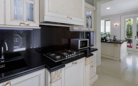 Villa Guidi 10: Cocina, Diseño De Interiores, Techo, Mostrador, Estufa De Cocina, Grifo, Aparato De Cocina, Lámpara, Moldura, Estufa