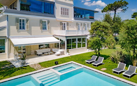 Villa Guidi 10: Barrio Residencial, Piscina, Casa, Casa, Inmuebles, Recurso, Mansión, Porche, Villa, Paisajismo