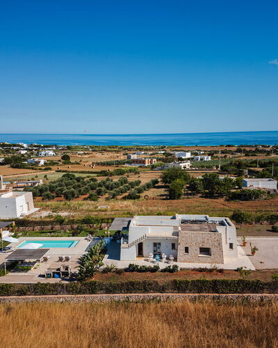 Villa Gialonia 8+2: Azul, Inmuebles, Piscina, Paisajismo, Villa, Recurso