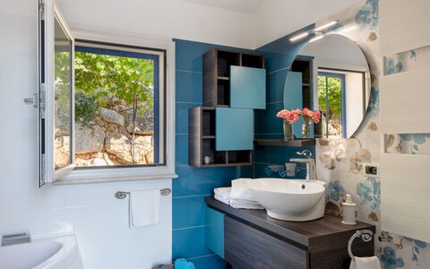 Villa Olimpia 6+2: Azul, Arreglo De Tubería, Lavabo, Diseño De Interiores, Lavabo Del Baño, Baño, Grifo, Piso, Plomería, Suelo