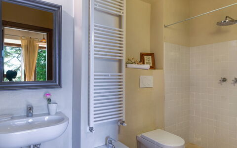 Casale dei Tigli 8: Pared, Piso, Diseño De Interiores, Suelo, Arreglo De Tubería, Baño, Encendiendo, Casa, Habitación, Plomería
