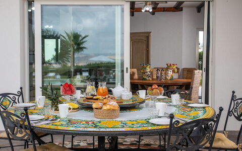 Villa Alessia 6: Mueble, Vajilla, Mesa, Silla, Cocina Y Comedor Mesa, Utensilios Para Servir, Comedor, Diseño De Interiores, Vajilla, Restaurante