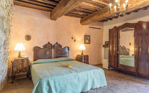 Podere le Corone 14: Pared, Mueble, Habitación, Piso, Casa, Cama, Marco De La Cama, Habitación, Suite, Linos