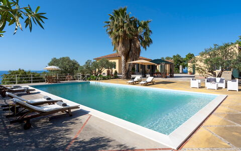 Villa le Sorbe 12: Azul, Piscina, Recurso, Mueble Para Exteriores, Paraguas, Sunlounger, Eco Hotel, Ocio, Vacaciones, Sombra