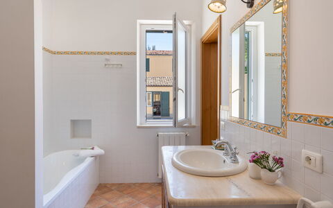 Villa le Sorbe 12: Pared, Piso, Arreglo De Tubería, Suelo, Diseño De Interiores, Baño, Plomería, Grifo, Encendiendo, Casa