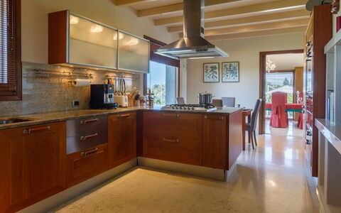 Villa California 6: Mueble, Cocina, Mostrador, Diseño De Interiores, Gabinetes, Piso, Aparato De Cocina, Madera, Electrodoméstico, Techo