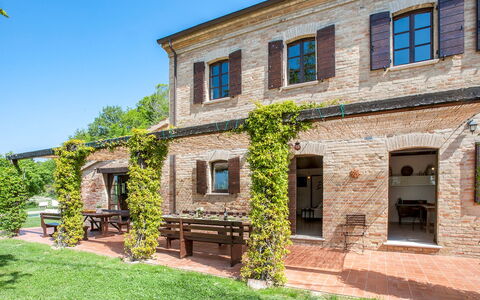 Casa Melograno 11+2: Inmuebles, Jardín, Ladrillo, Mansión, Hacienda, Paisajismo, Césped, Villa, Yarda, Casa De Campo