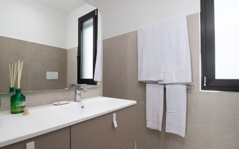 Villa Sabbie Rosse 6: Pared, Diseño De Interiores, Piso, Arreglo De Tubería, Lavabo Del Baño, Mueble De Baño, Suelo, Lavabo, Baño, Espejo