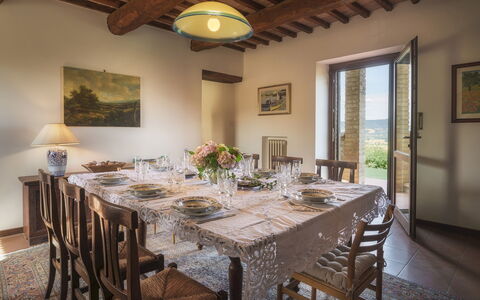 La Panoramica 8: Mueble, Comedor, Mesa, Diseño De Interiores, Cocina Y Comedor Mesa, Silla, Piso, Marco, Habitación, Casa