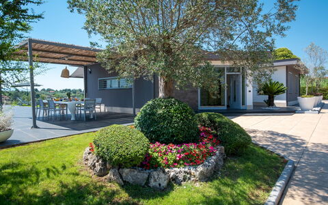 Villa Atmosfere 8: Arbusto, Jardín, Casa, Barrio Residencial, El Terreno Del Lote, Sombra, Inmuebles, Cobertura Del Suelo, Paisajismo