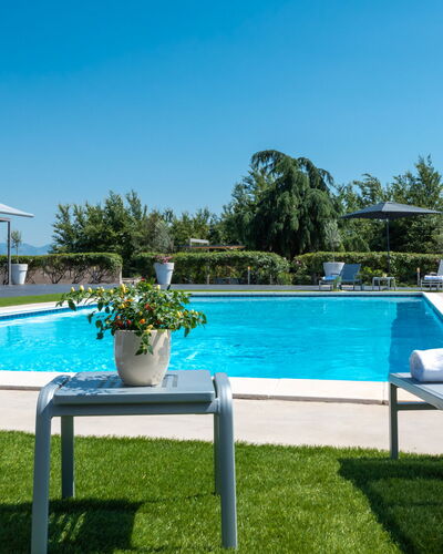 Villa Atmosfere 8: Piscina, Recurso, Mueble Para Exteriores, Sombra, Jardín, Paisajismo, Césped, Silla, Eco Hotel, Yarda