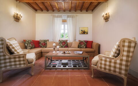 Villa Il Magnifico 10: Mueble, Diseño De Interiores, Piso, Sofá, Suelo, Madera, Mesa, Sala, Habitación, Silla