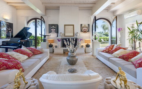 Villa Rossa 12: Mueble, Diseño De Interiores, Sofá, Piso, Suelo, Sala, Casa, Techo, Mesa, Encendiendo