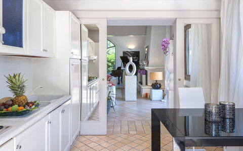Villa Rossa 12: Diseño De Interiores, Piso, Mueble, Suelo, Techo, Encendiendo, Cocina, Mostrador, Casa, Habitación