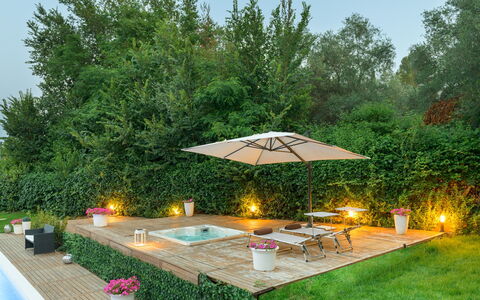 Villa Rossa 12: Jardín, Piscina, Mueble Para Exteriores, Mueble, Paraguas, Patio Interior, Maceta, Mesa Al Aire Libre, Recurso, Silla