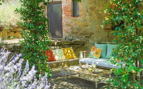 Casa di Pan 6: Mueble, Verde, Amarillo, Mueble Para Exteriores, Maceta, Silla, Jardín, Mesa, Mesa Al Aire Libre