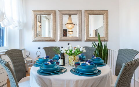 Villa Callari 6+2: Mueble, Diseño De Interiores, Mesa, Vajilla, Silla, Comedor, Habitación, Textil, Encendiendo, Cocina Y Comedor Mesa