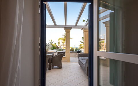 Villa Callari 6+2: Vaso, Sombra, Eco Hotel, Silla, Balcón, Recurso, Manchas De Madera, Planta De Casa, Mueble Para Exteriores, Inicio De La Puerta