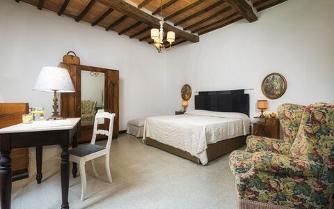 Villa le Logge 12: Mueble, Pared, Habitación, Diseño De Interiores, Cama, Sábana, Piso, Lecho, Marco, Habitación